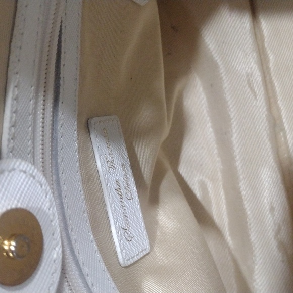 Samantha Thavasa Deluxe Shoulder Bag - 11x8x5", White Leather, Magnetic Closure - Picture 14 of 15